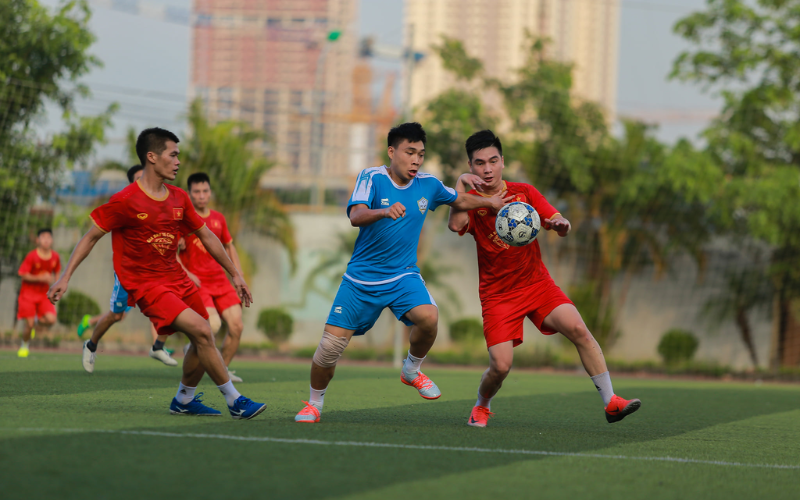 Chiến thuật man-to-man marking trong bóng đá phủi