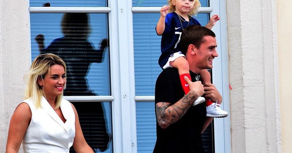 Griezmann đón đứa con thứ 3 với sự trùng hợp khó tin trước trận 'Siêu kinh điển'