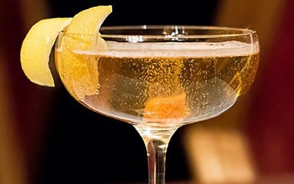 Cocktail sâm panh cổ điển