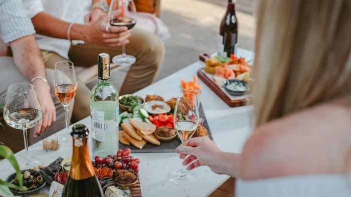 Nên ăn gì cùng rượu vang trắng? Gợi ý "Uống rượu vang trắng nên ăn với món gì" thích hợp