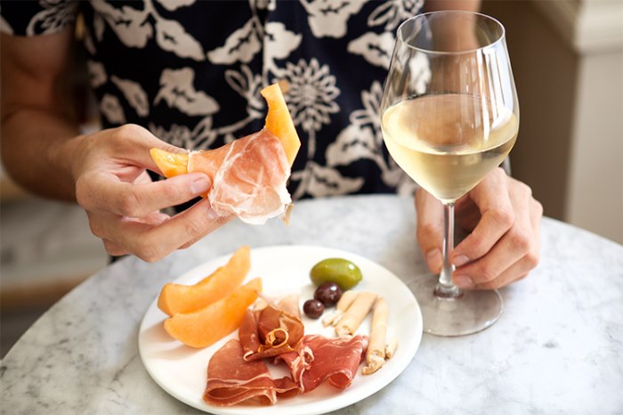 Nên ăn gì cùng rượu vang trắng? Gợi ý "Uống rượu vang trắng nên ăn với món gì" thích hợp