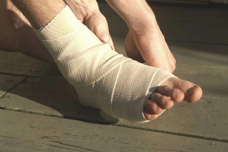 Cách quấn băng khi xoay mắt cá chân: 3 hướng dẫn chi tiết
