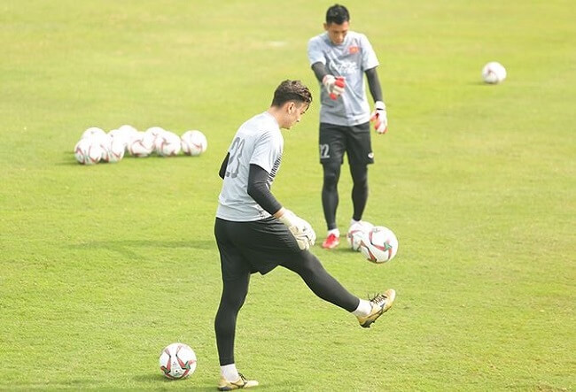 Bài 3 - Kỹ thuật tung hứng bóng cơ bản, từ đơn giản đến nghệ thuật